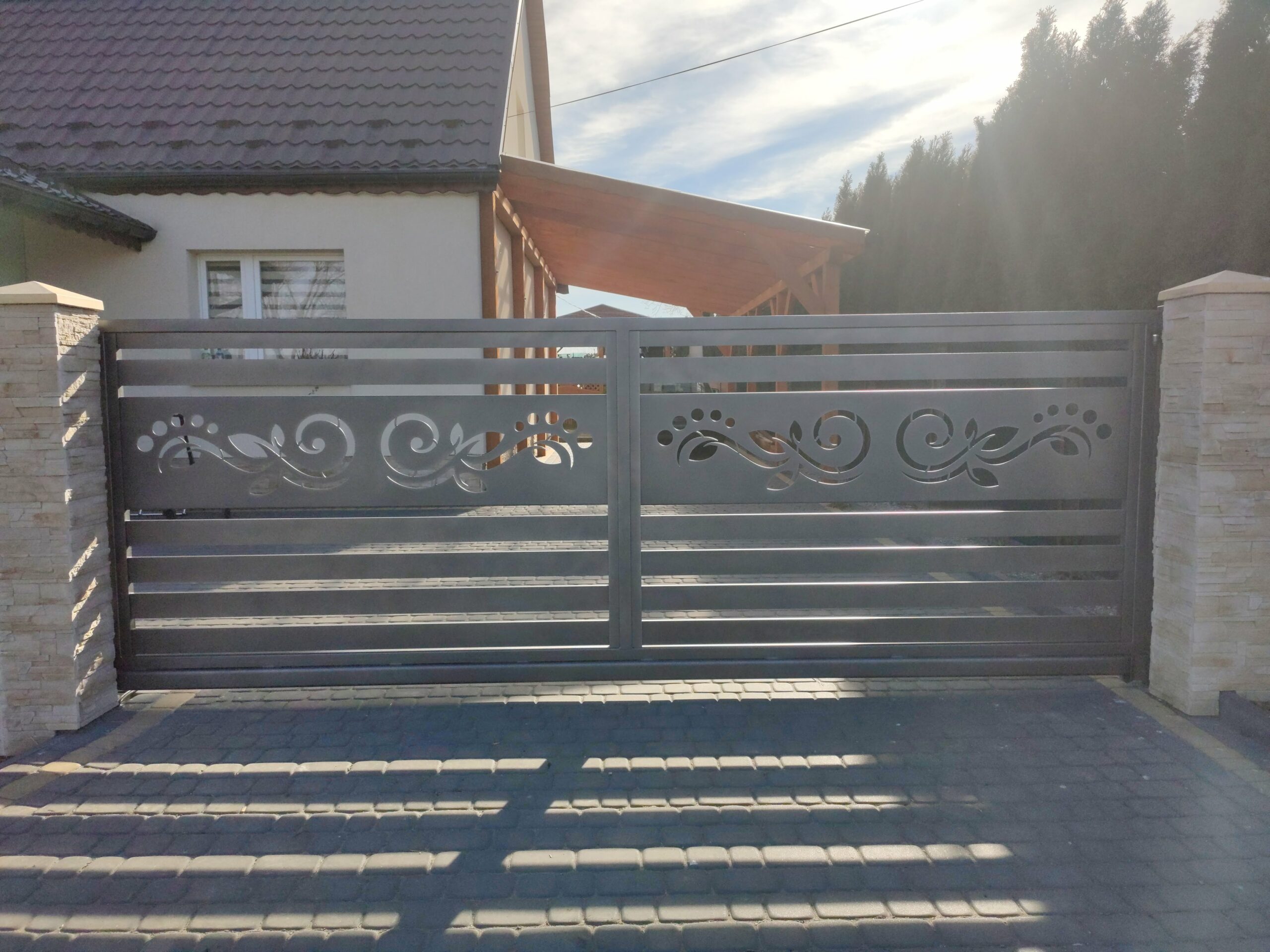 brama nowoczesna z wzorem wypalanym profile aluminiowe wroclaw