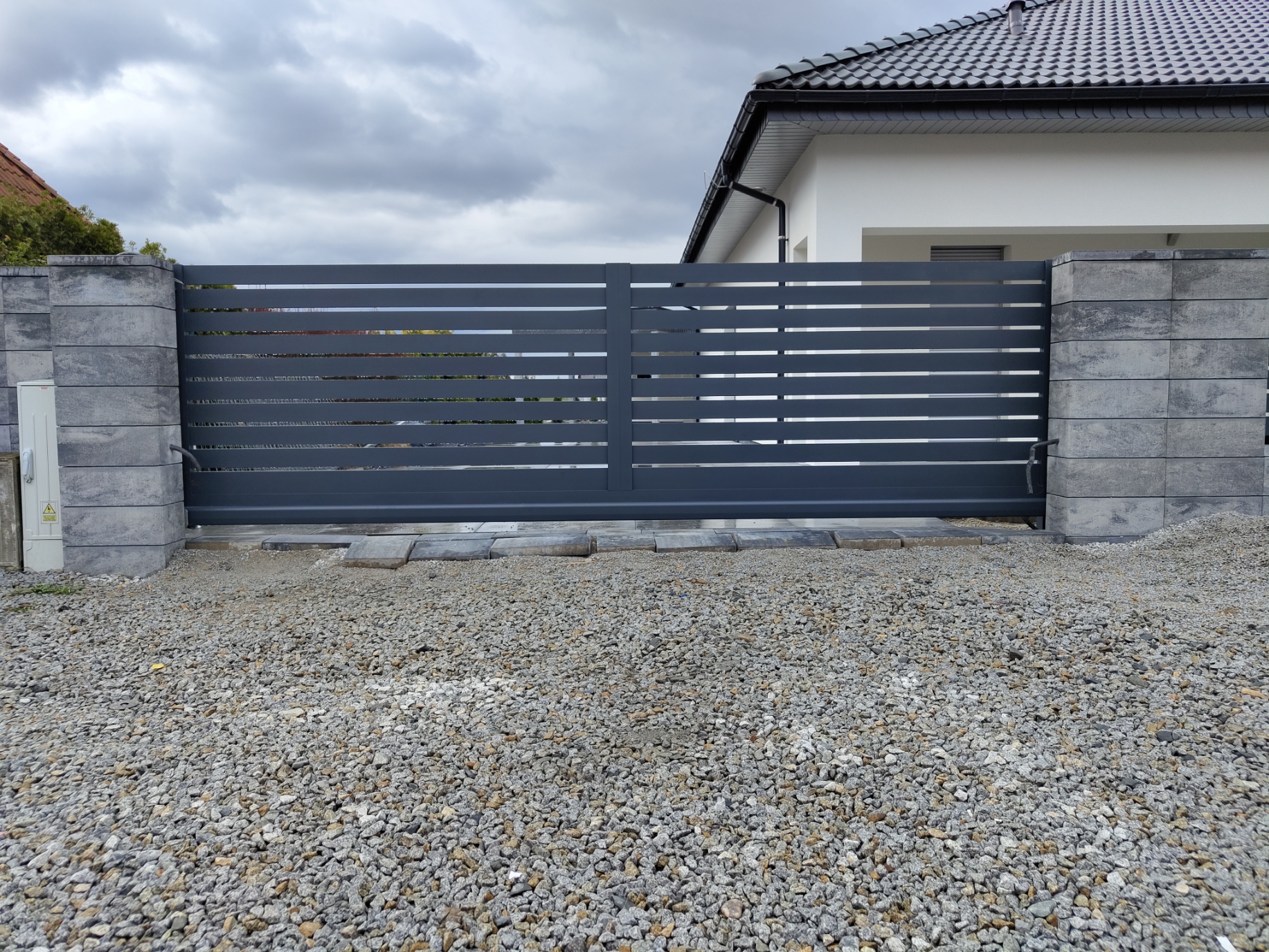 brama nowoczesne ogrodzenia aluminium montaz opolskie