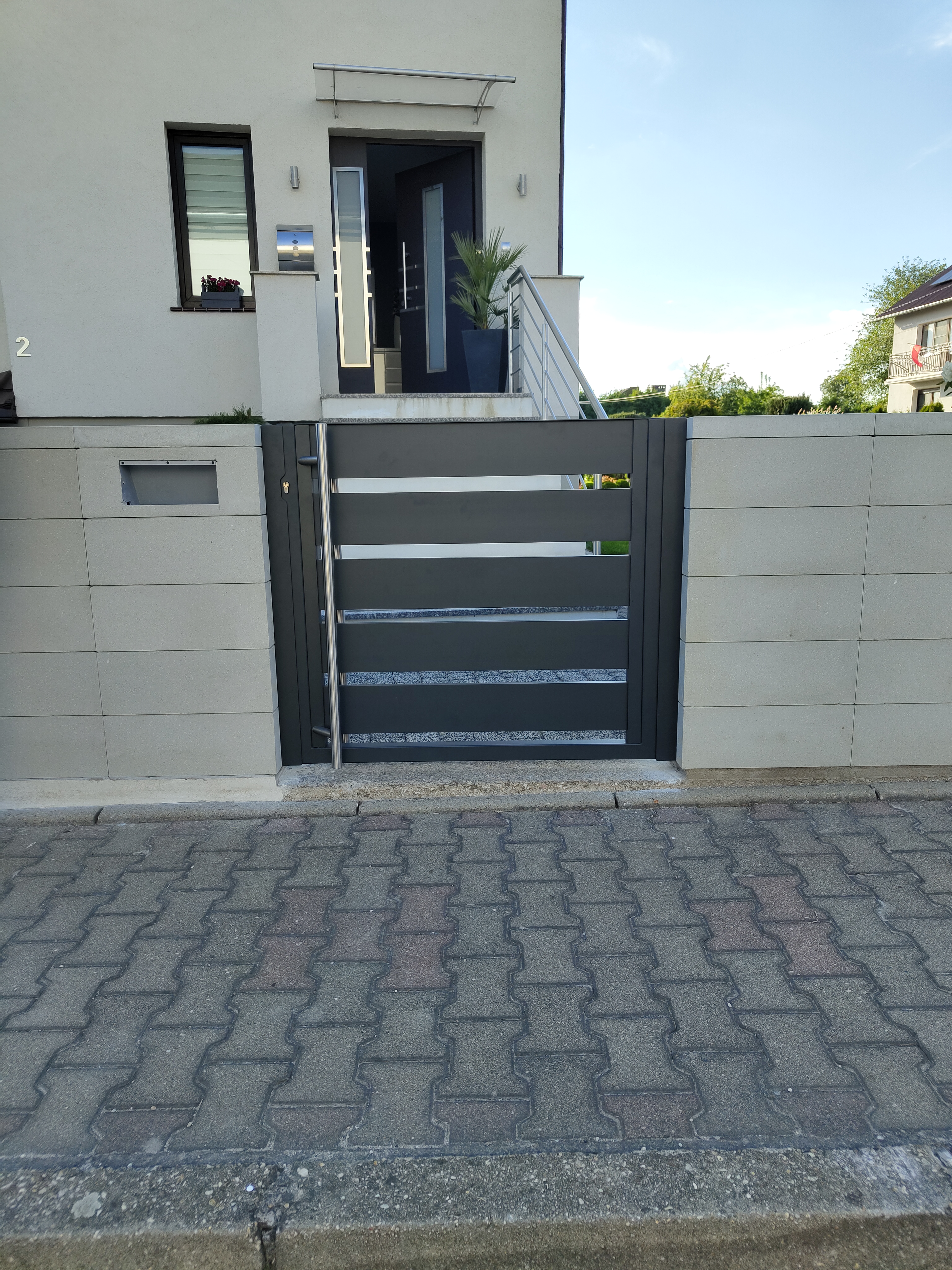 furtka nowoczesna aluminiowa nowoczesne ogrodzenia lubrza montaz opolskie